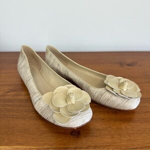 Taryn Rose Beige Fabric Flower Rose Toe Ballet Flat, 8